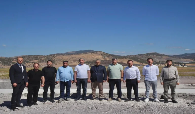 Nahçıvan Tarım Bakanı Dikili Jeotermal Isıtmalı Sera OTB’yi Ziyaret Etti