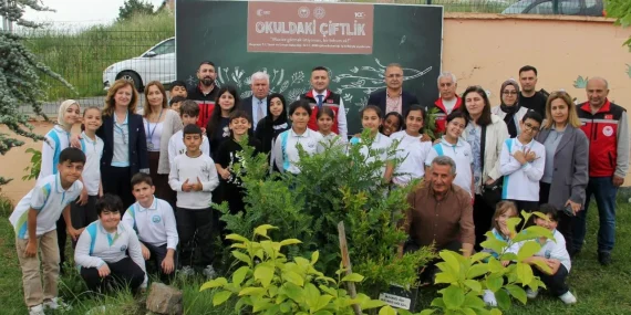 Okuldaki Çiftlik Projesiyle Öğrenciler İlk Fideleri Toprakla Buluşturdu
