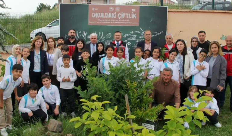 Okuldaki Çiftlik Projesiyle Öğrenciler İlk Fideleri Toprakla Buluşturdu